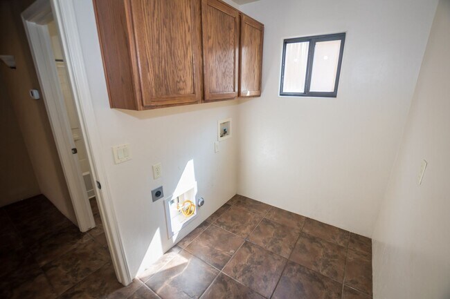 Building Photo - 3 Bedroom, 2 Bath Sante Fe, 2 Car Garage, ...