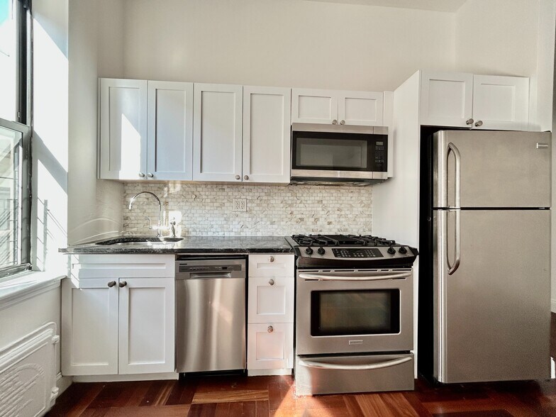 Building Photo - 605 W 137th St