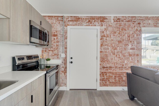 Building Photo - 2512 E Thomas Rd