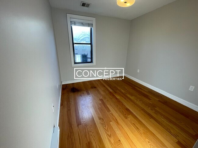 Building Photo - 153 Meridian St