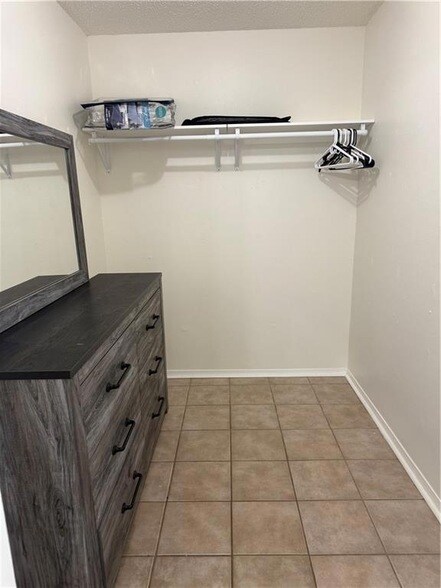 Building Photo - 2425 Oxford Pl