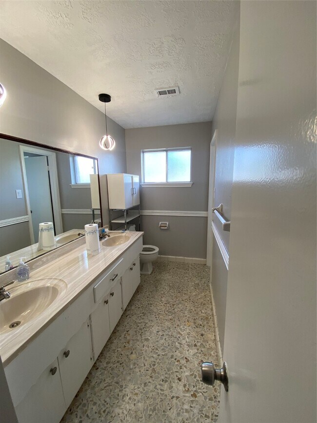 Building Photo - 11702 N Petersham Dr