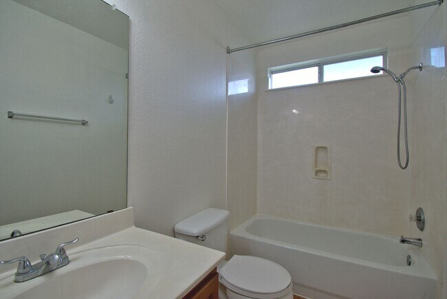 Building Photo - Well Maintained 4 Bed House in Kyle