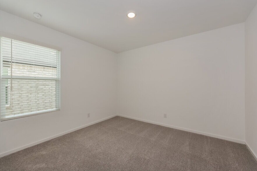 Building Photo - 1611 Sparrow Hawk Rd