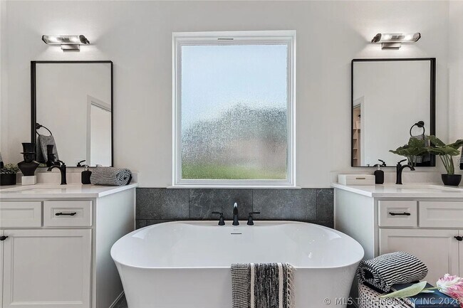 Building Photo - 5 Bed | 5 Bath House