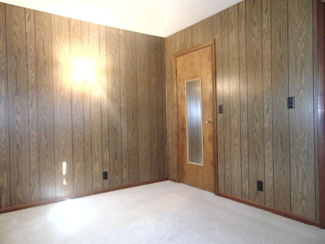 Building Photo - Fayette Family Farm House!