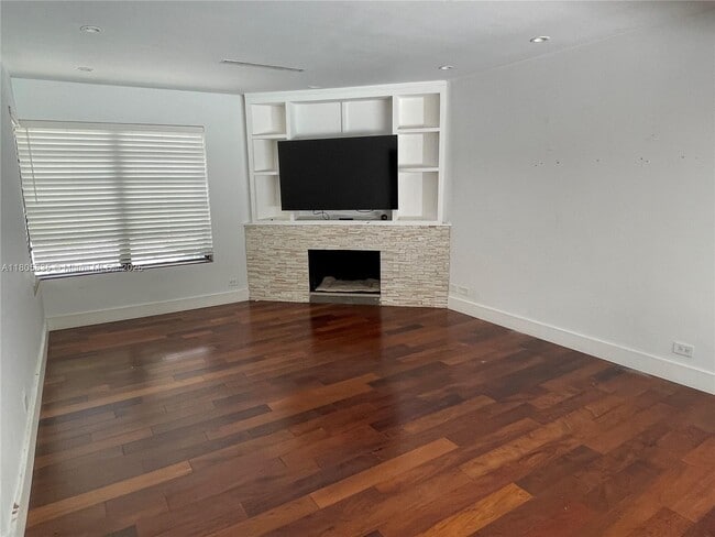 Building Photo - 4165 Poinciana Ave