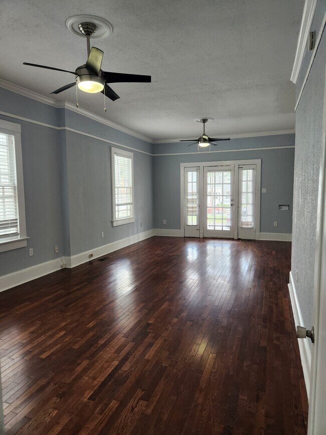 Living room - 6 Fontainebleau Dr