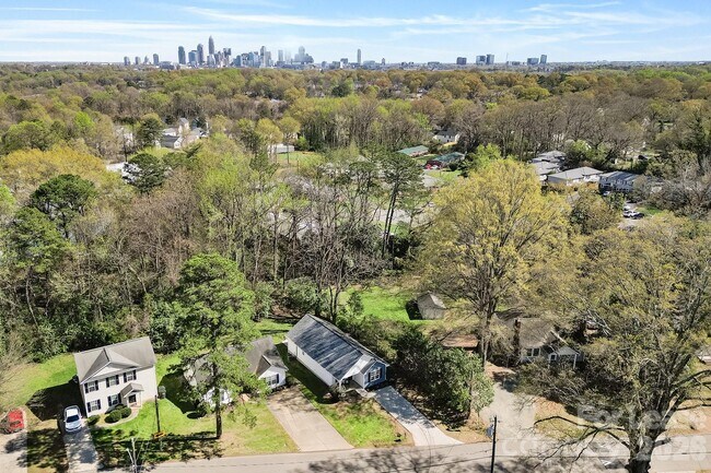 Building Photo - 913 Tennyson Dr