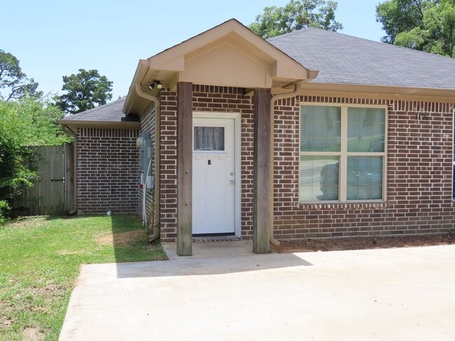 Primary Photo - Beautiful 2 Bedroom, 2 Bath Duplex Near Ty...