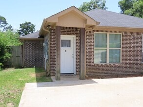 Building Photo - Beautiful 2 Bedroom, 2 Bath Duplex Near Ty...