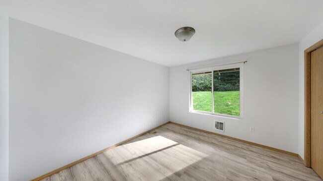 Building Photo - 3 Bed 2 Bath - 5 Acres - Large Living Room - Office - Pet Friendly - Groups