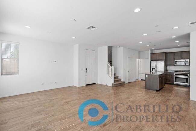 Building Photo - Spacious 3 bedroom Home w/2 car Garage in Vista, Short Drive to the Beach and Freeway access!