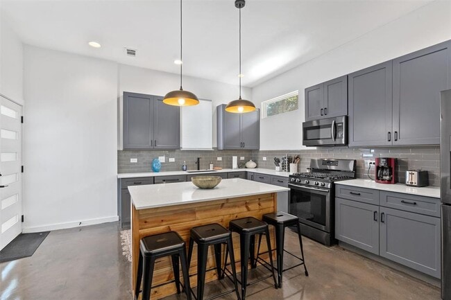 Building Photo - 2411 E 11th St