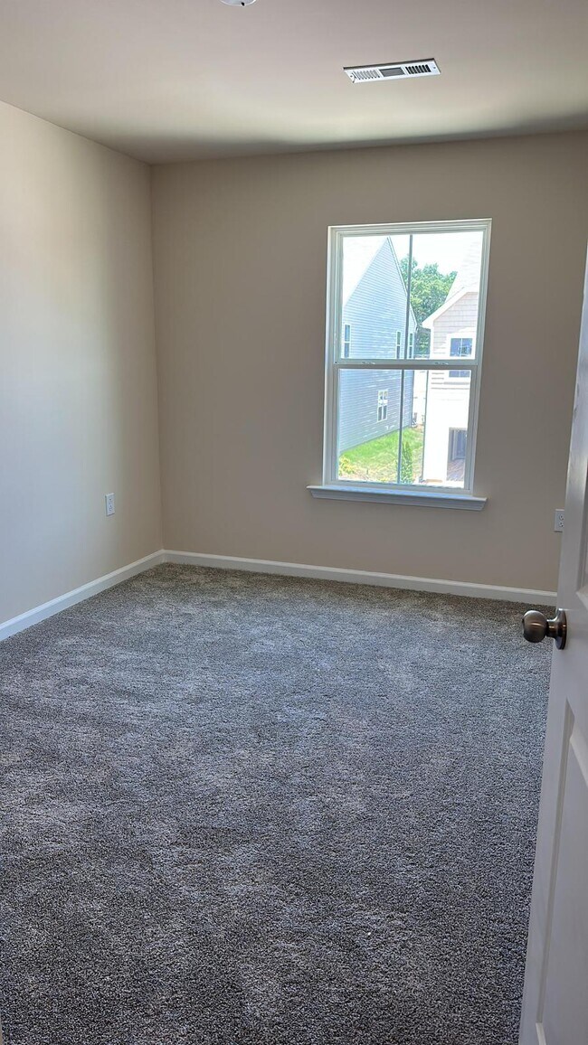 Building Photo - 897 Falls Grove Trl