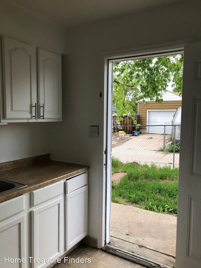 Building Photo - 1869-1887 W Mosier Pl