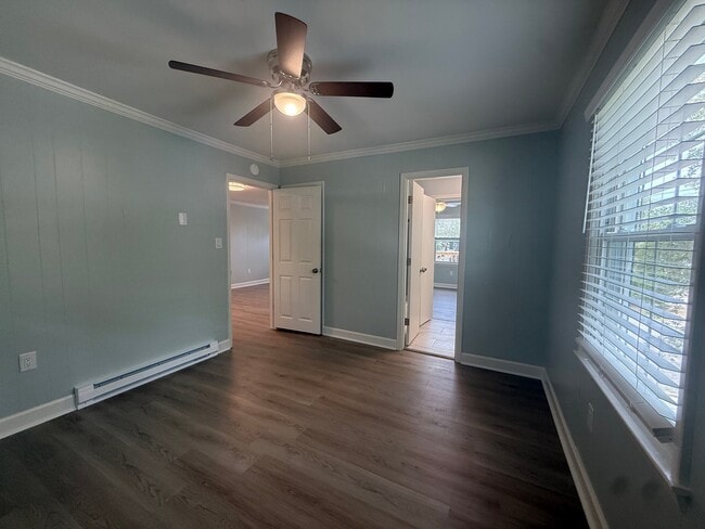 Building Photo - 120 N Pinewood Dr