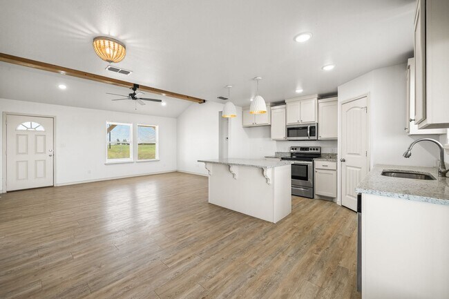 Building Photo - 3 Bedroom 2 Bathroom Home on 1 Acre Lots!