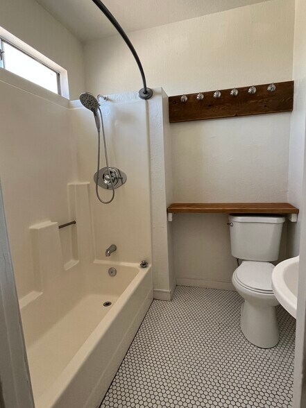 Building Photo - 1033 E 4th St