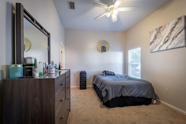 Building Photo - Spacious 2BR/2BA Condo – First Floor, Gate...