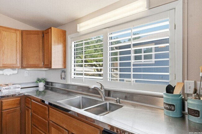 Building Photo - 2681 Lakeview Dr