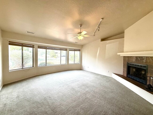 Building Photo - Beautiful 4-Bedroom Home in Desirable Pres...