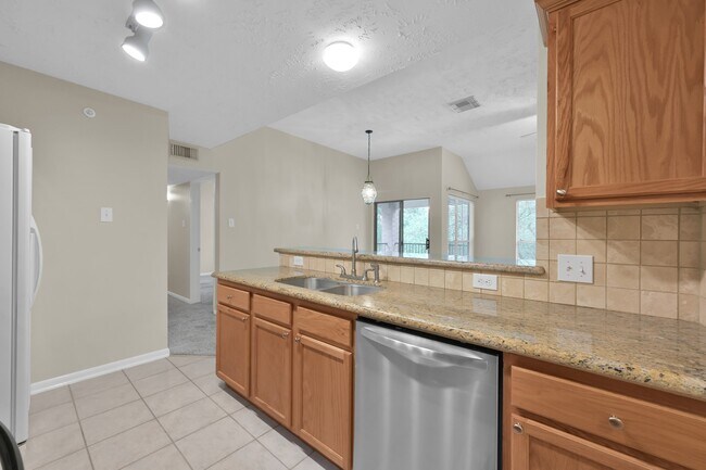 Building Photo - 8051 Bay Branch Dr