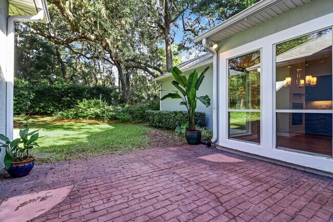 Building Photo - Walk to the beach from this Amelia Island ...