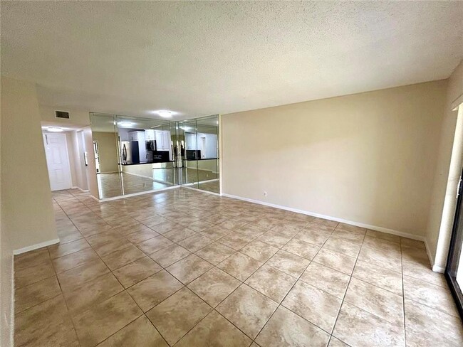 Building Photo - 6475 W Oakland Park Blvd