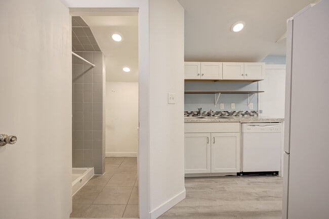 Building Photo - 404 N Findlay Ave