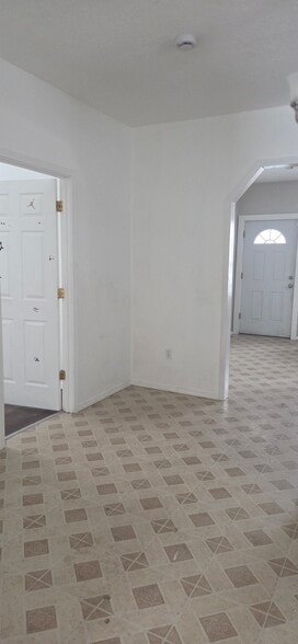 Building Photo - 1912 Mead St