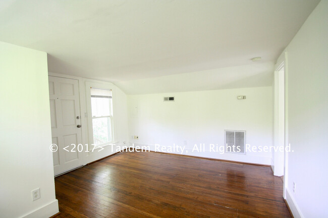 Building Photo - Charming Sylvan Park Shotgun Apartment in ...