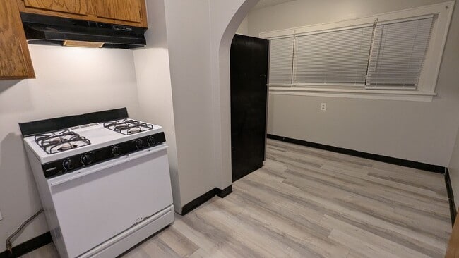 Building Photo - Charming 3-bedroom, 1-bathroom home located in the vibrant city of Akron