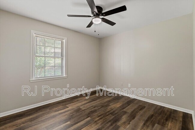 Building Photo - 5773 Redbud Cove