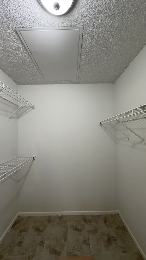 Building Photo - Charming 2-Bed Condo Retreat in West Palm Beach – Cozy Living Awaits!