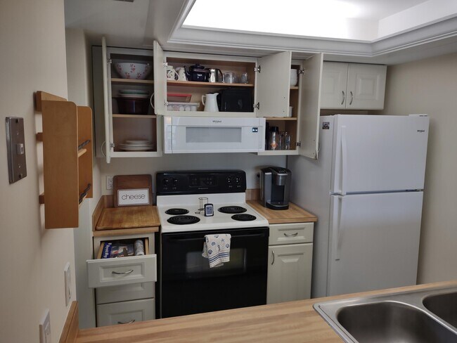 Building Photo - 5527 NE Gulfstream Way