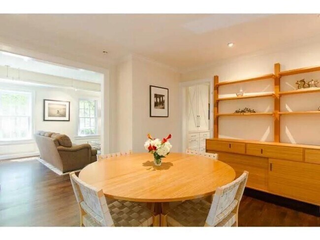 Building Photo - 1916 Greystone Rd NW