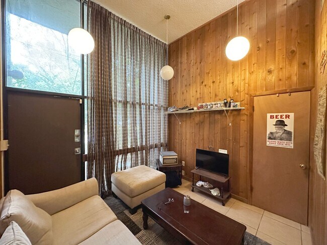 Building Photo - Huge 6 Bedroom, 3.5 Bathroom House in the ...