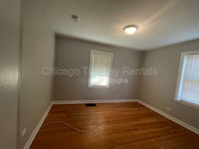 Building Photo - 494 Greenbay Ave