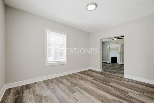 Building Photo - Charming 2 Bedroom in LaGrange!