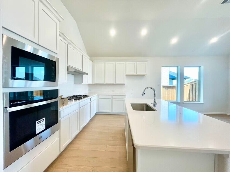 Building Photo - 16205 Garden Dr