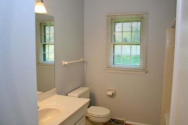 Building Photo - Lansdowne home with easy access to Nicholasville Rd  260602