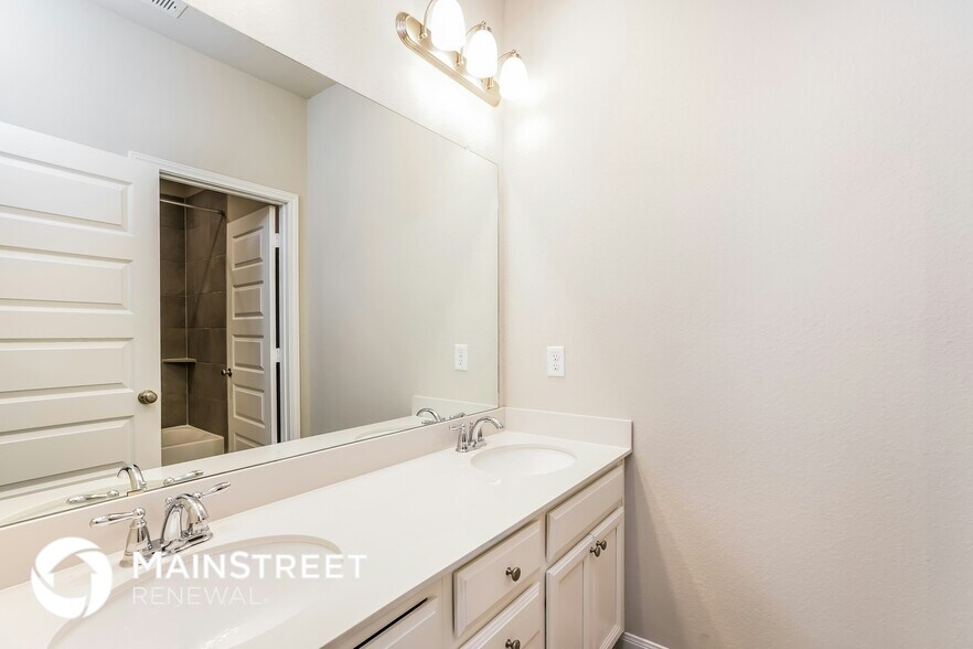 Building Photo - 9826 Rugged Oaks Dr