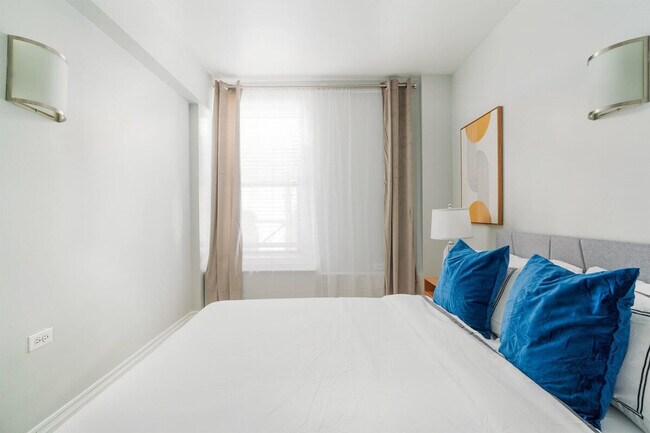 Building Photo - 240 W 73rd St