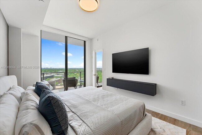 Building Photo - 2678 Tigertail Ave