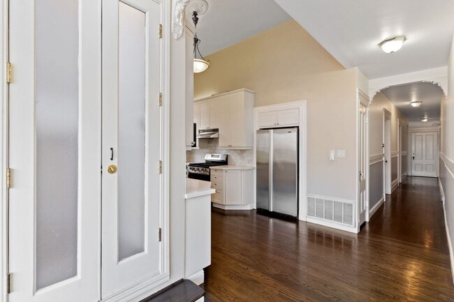 Building Photo - 2 Bed, 2 Bath Victorian Style Condo with M...