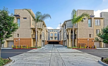 Building Photo - BRIGHT & PRIVATE, END CORNER UNIT, 2BR/2.5...