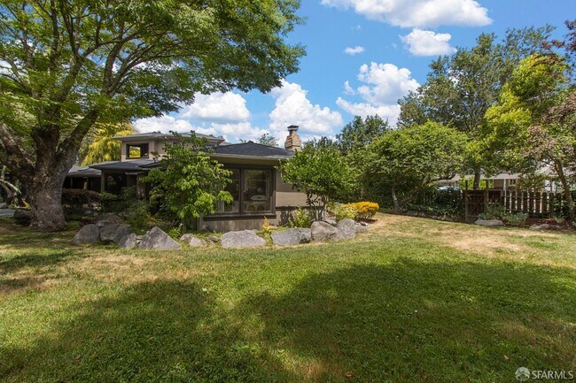 Building Photo - 2 Normandy Ln