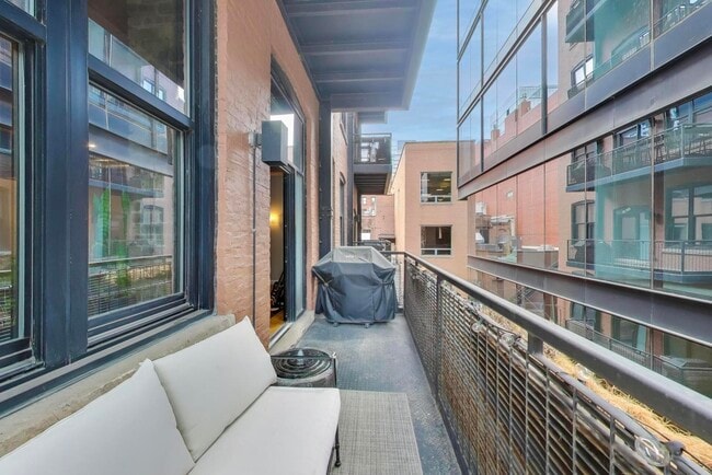 Building Photo - 154 W Hubbard St