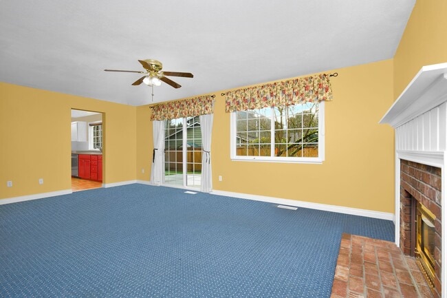 Building Photo - Sunny 5 Bedroom Home with 3 Car Garage in Quiet Neighborhood